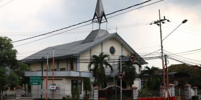 Jamin Keamanan Natal, Penjinak Bom Polda Jatim Sterilisasi Gereja di Mojokerto