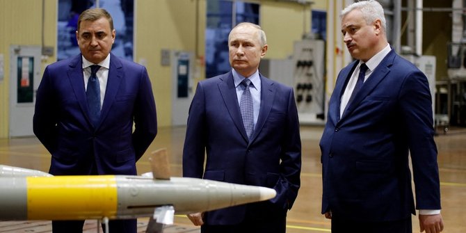 Gaya Putin Pantau Pabrik Peralatan Militer di Tula
