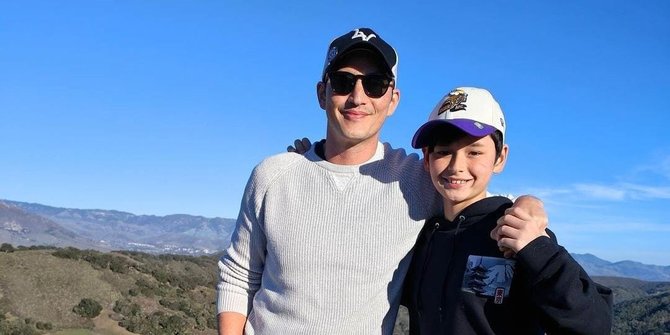 5 Potret Ganteng Mike Lewis Bareng Sang Putra Kenzou Liburan di California