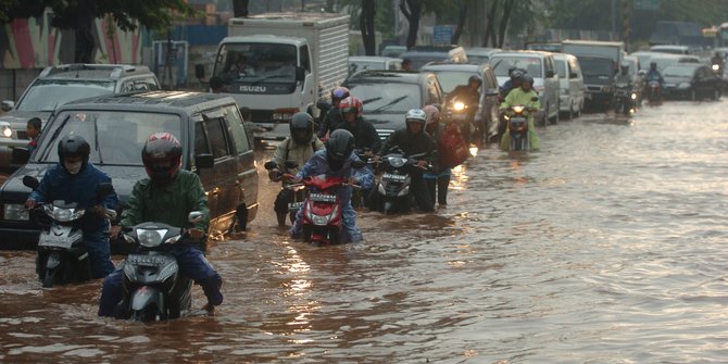 Tanggul Jebol, Banjir Rob Terjang Pemukiman di Sunda Kelapa