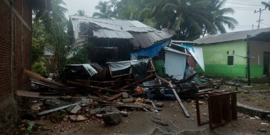 Gelombang Pasang Terjang Pesisir Mamuju, Belasan Rumah Rusak Berat