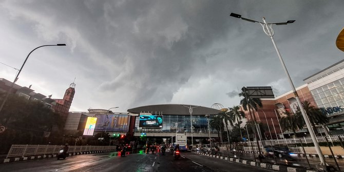 Sejumlah Kota Besar Diguyur Hujan Hari Ini, Wajib Sedia Payung Saat Keluar
