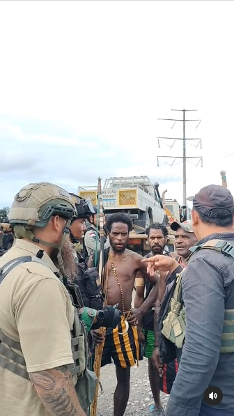 tni brimob diskusi sama warga papua