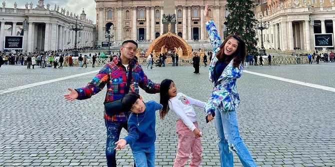 Potret Judika Bersama Keluarga Rayakan Natal di Vatican City