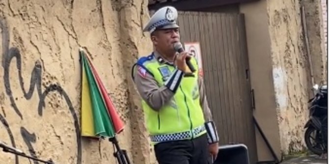 Tak Biasa, Polisi Ini Ingatkan Pengendara agar Pakai Sabuk Pengaman Sambil Bernyanyi