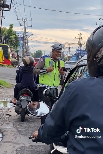 polisi ingatkan pengendara sambil karaoke