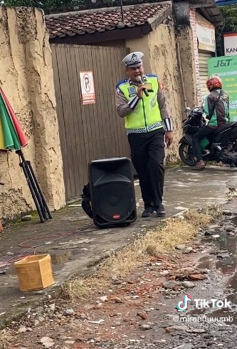 polisi ingatkan pengendara sambil karaoke