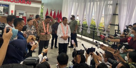 Senyum Jokowi Ditanya Isu Reshuffle Kabinet Sasar Menteri dari NasDem