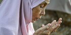Memanjatkan Doa untuk Korban Tsunami Aceh di Kuburan Massal