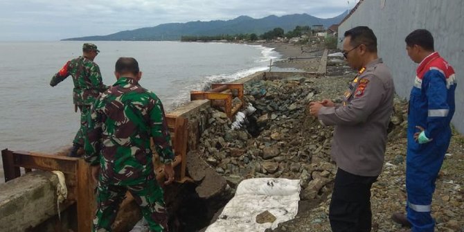TNI-Polri Pantau Pantai Ampenan Mataram, Antisipasi Longsor & Banjir Rob