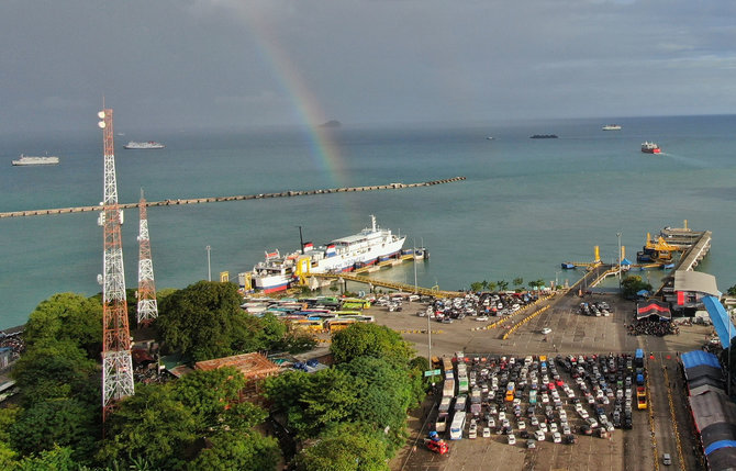 keindahan pelangi menyapa pemudik di pelabuhan merak