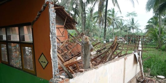 Diterjang Angin Kencang, Atap dan Tembok SD di Lumajang Roboh