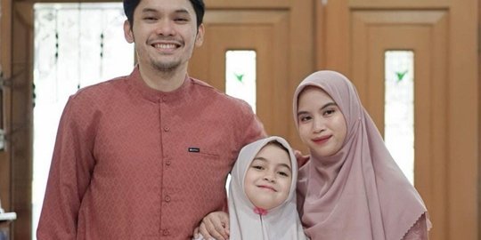 Jarang Tersorot, Ini 5 Potret Nesyana Istri Ben Kasyafani yang Miliki Senyum Manis