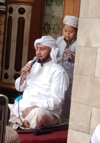 momen anak 039istimewa039 mainkan sorban habib syech assegaf sikap sang ulama disorot