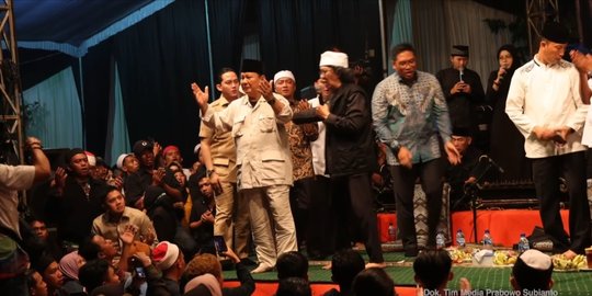 Satu Panggung dengan Cak Nun, Prabowo Duet Nyanyi 'Maju Tak Gentar' dan 'Gethuk'