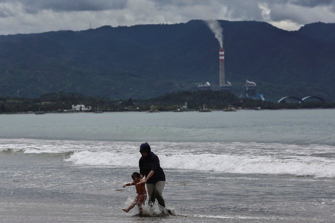 warga berlibur di pantai pelabuhan ratu