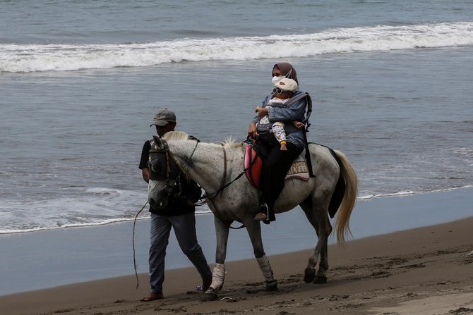 warga berlibur di pantai pelabuhan ratu