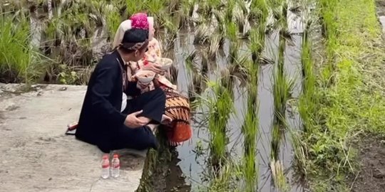 Jadi Pelawak Tajir, Ini Potret Sederhana Denny Cagur dan Istri Makan di Pinggir Sawah