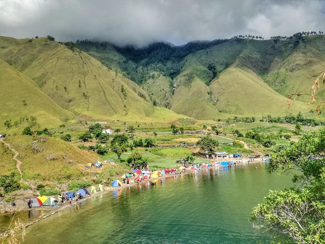 punya pemandangan yang memesona ini deretan spot camping terbaik di sumut