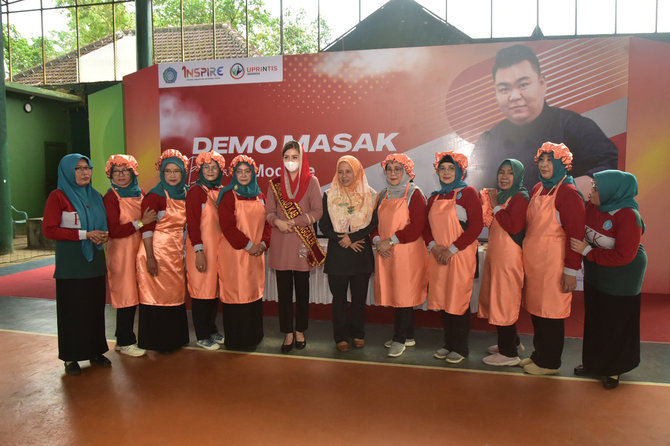 cooking class upaya novita hardini support perempuan di trenggalek lebih berdaya