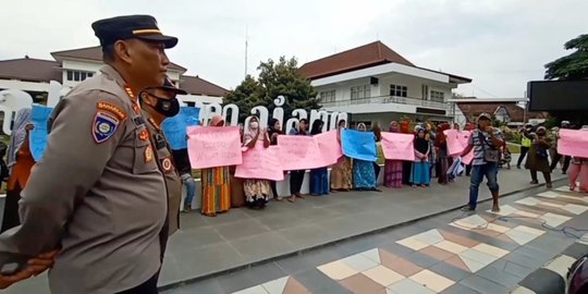 Protes Data BLT BBM Dianulir, Warga Geruduk Kantor Bupati Lumajang