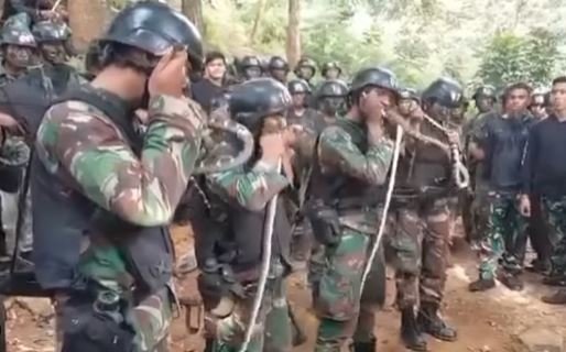 ngeri aksi prajurit tni gigit ular hidup hidup komandan 039kuliti hey039