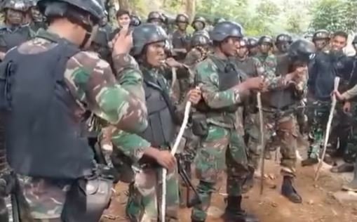 ngeri aksi prajurit tni gigit ular hidup hidup komandan 039kuliti hey039