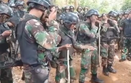 ngeri aksi prajurit tni gigit ular hidup hidup komandan 039kuliti hey039