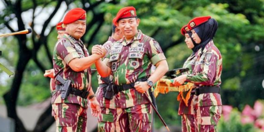 Kapolri dan Panglima TNI Dapat Brevet Kehormatan Kopassus, Dipasangi Pisau Komando