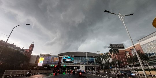 Peringatan BMKG Untuk Jabodetabek Siang Ini: Waspada Hujan Sedang-Lebat dan Petir