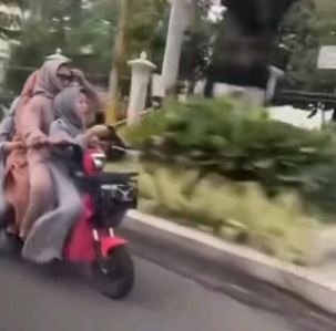 empat wanita naik motor sambil buat konten