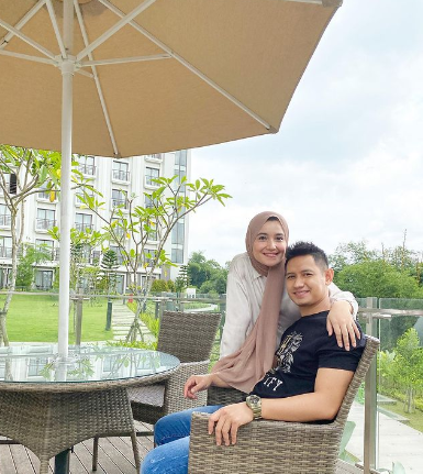 main di sinetron panggilan intip potret romantis lian firman bareng istri