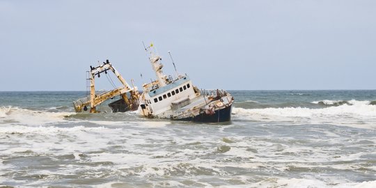 Dihantam Gelombang Tinggi, Kapal Crane Bass ARK Shiloh Tenggelam di Selat Bangka