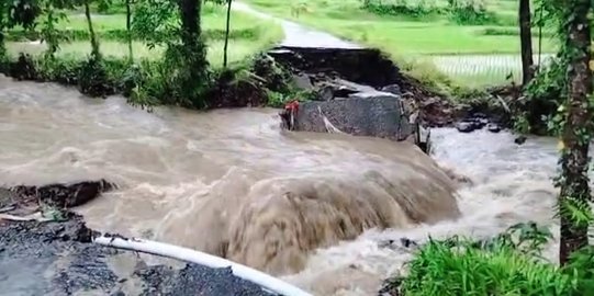 Jembatan Dua Desa di Pulau Bawean Ambrol Diterjang Banjir, Akses Warga Lumpuh Total