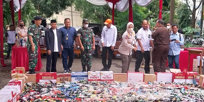 Jaga Keamanan Tahun Baru di Depok, Ribuan Miras Dimusnahkan dan 15 PSK Diamankan