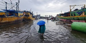 Banjir Rob Rendam Pelabuhan Muara Baru