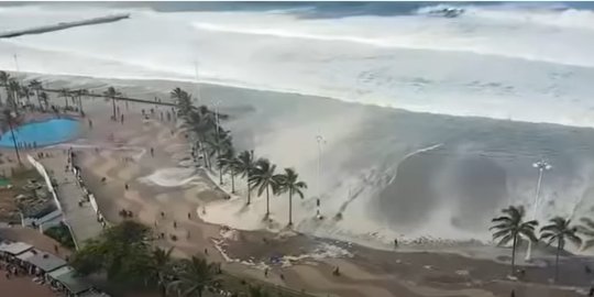 CEK FAKTA: Video Gelombang Raksasa di Durban Afrika, Bukan Terjadi pada Desember 2022