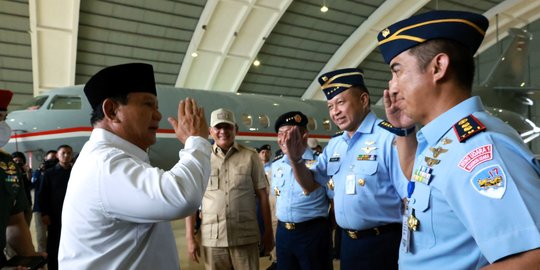 Prabowo Serahkan Dua Unit Pesawat Falcon Untuk Perkuat Skadron Udara 17 TNI AU