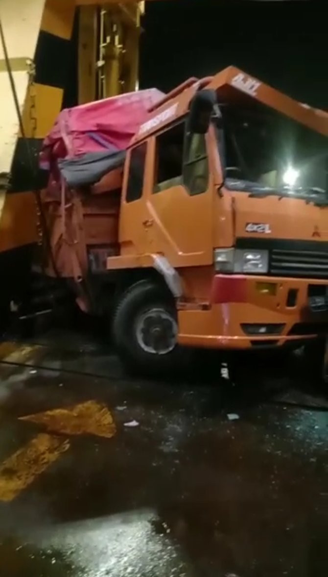 truk pengangkut semen tercebur ke laut di pelabuhan merak