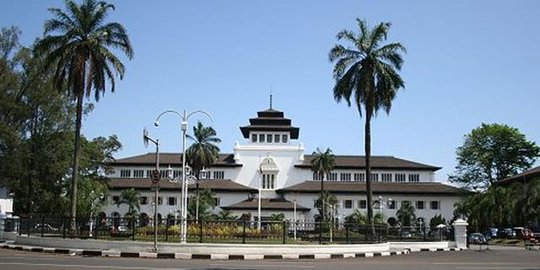 Pakai Mobil Golf, Begini Serunya Berkeliling Gedung Sate Sambil Disopiri Pak Polisi