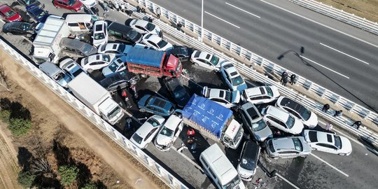 Penampakan Tabrakan Maut 200 Kendaraan di China