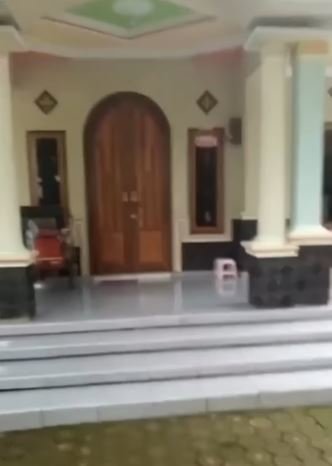 rumah penerima bantuan di indramayu ditempel stiker 039miskin039 salfok kondisi kediaman