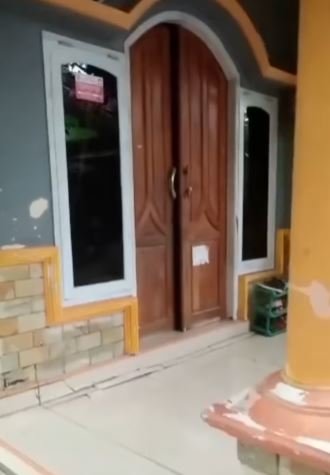 rumah penerima bantuan di indramayu ditempel stiker 039miskin039 salfok kondisi kediaman