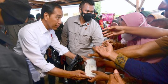 Usai Sebar Bantuan Rp1,2 Juta, Jokowi Minta Pedagang di Bima NTB Kembangkan Usaha