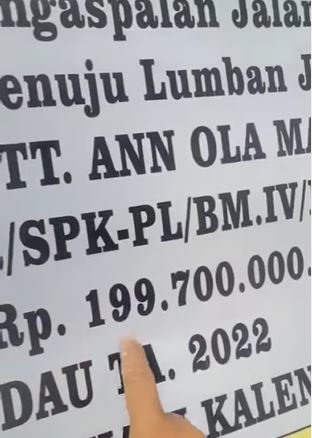 pengerjaan aspal asal jadi di doloksanggul ini viral banjir kritikan netizen