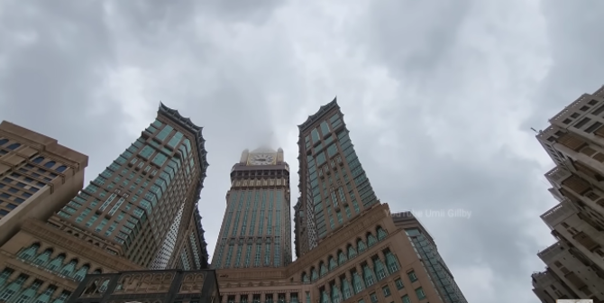 Potret Masjidil Haram Kebanjiran, Langit Gelap & Ujung Tower ZamZam 'Ditelan' Awan