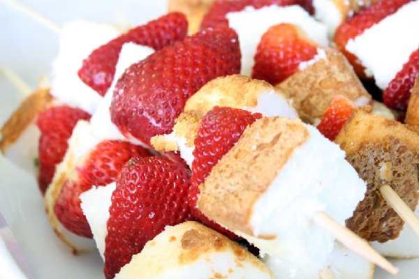 ilustrasi strawberry shortcake tusuk