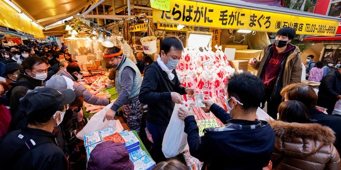 Kesibukan Pasar Ameyoko di Jepang Diserbu Pembeli Menjelang Tahun Baru
