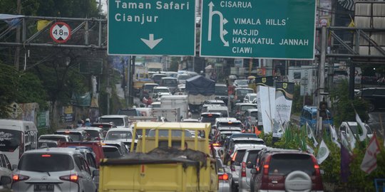 Libur Tahun Baru, Lalu lintas Jalan Raya Puncak Ditutup Total