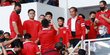 Senyum Jokowi Layani Permintaan Foto Bersama Suporter saat Indonesia vs Thailand
